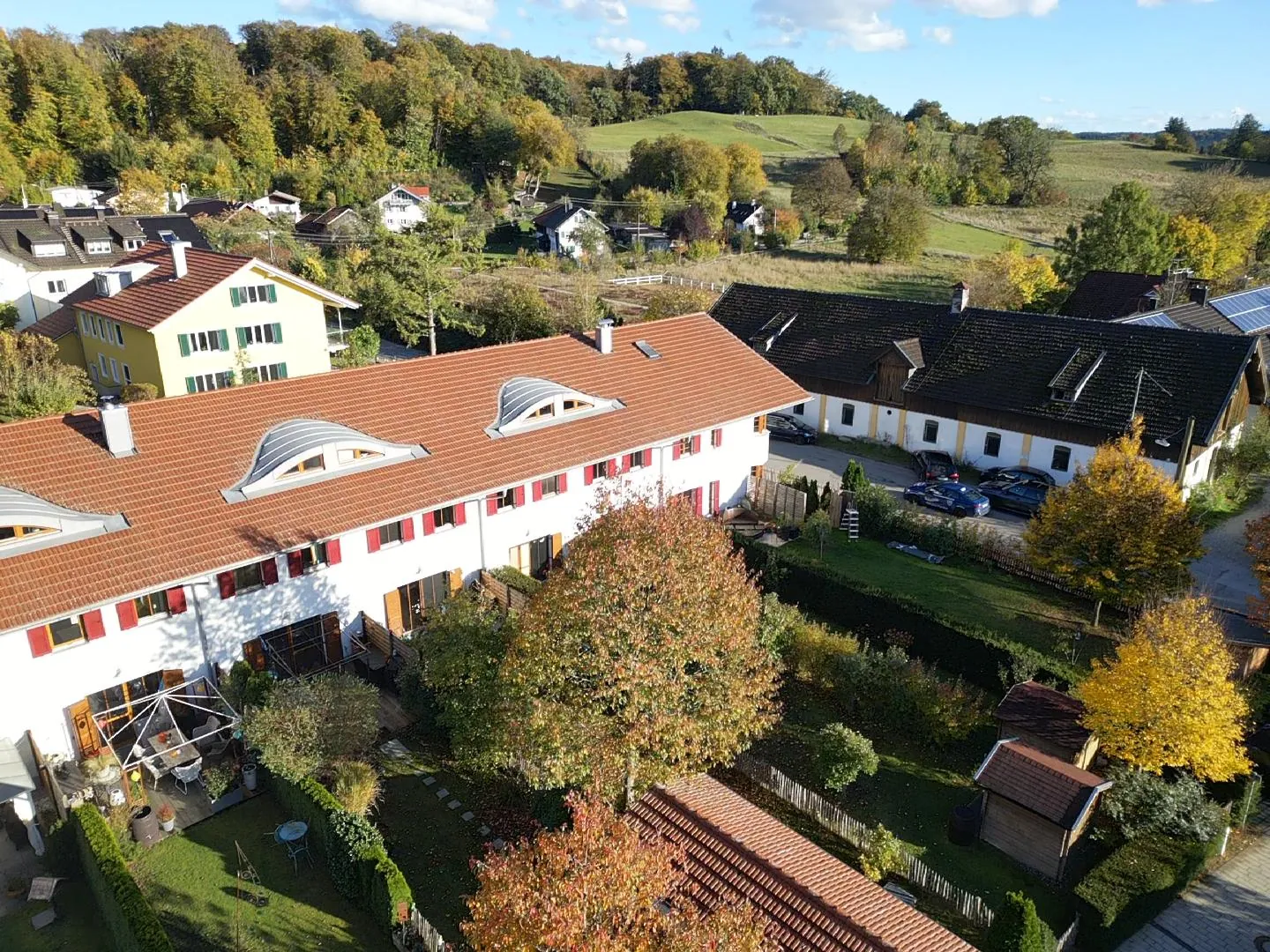 Luftbild der Reihenhauszeile in Starnberg-Leutstetten