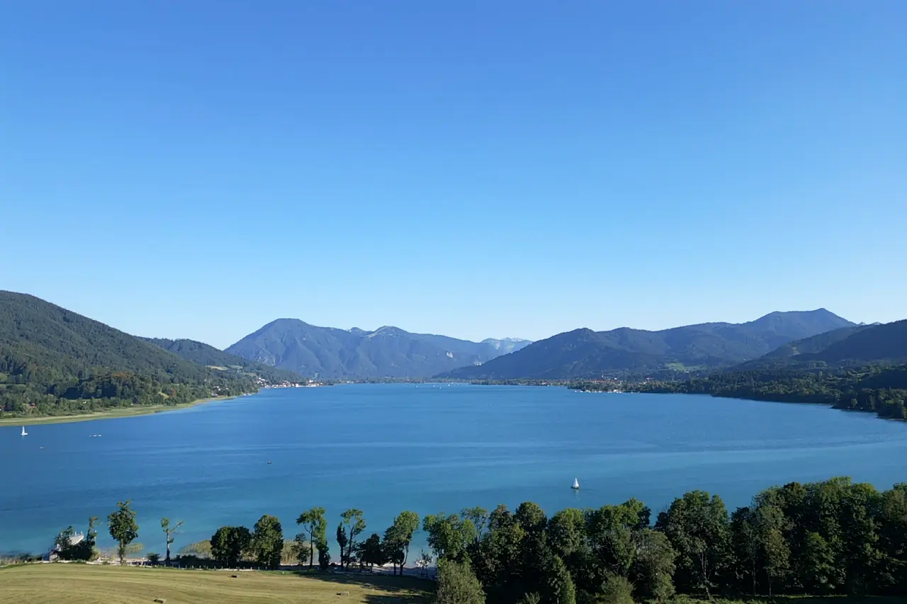 Panoramablick auf den Tegernsee mit Bergen — Regionsatmosphäre, kein Seeblick vom Haus