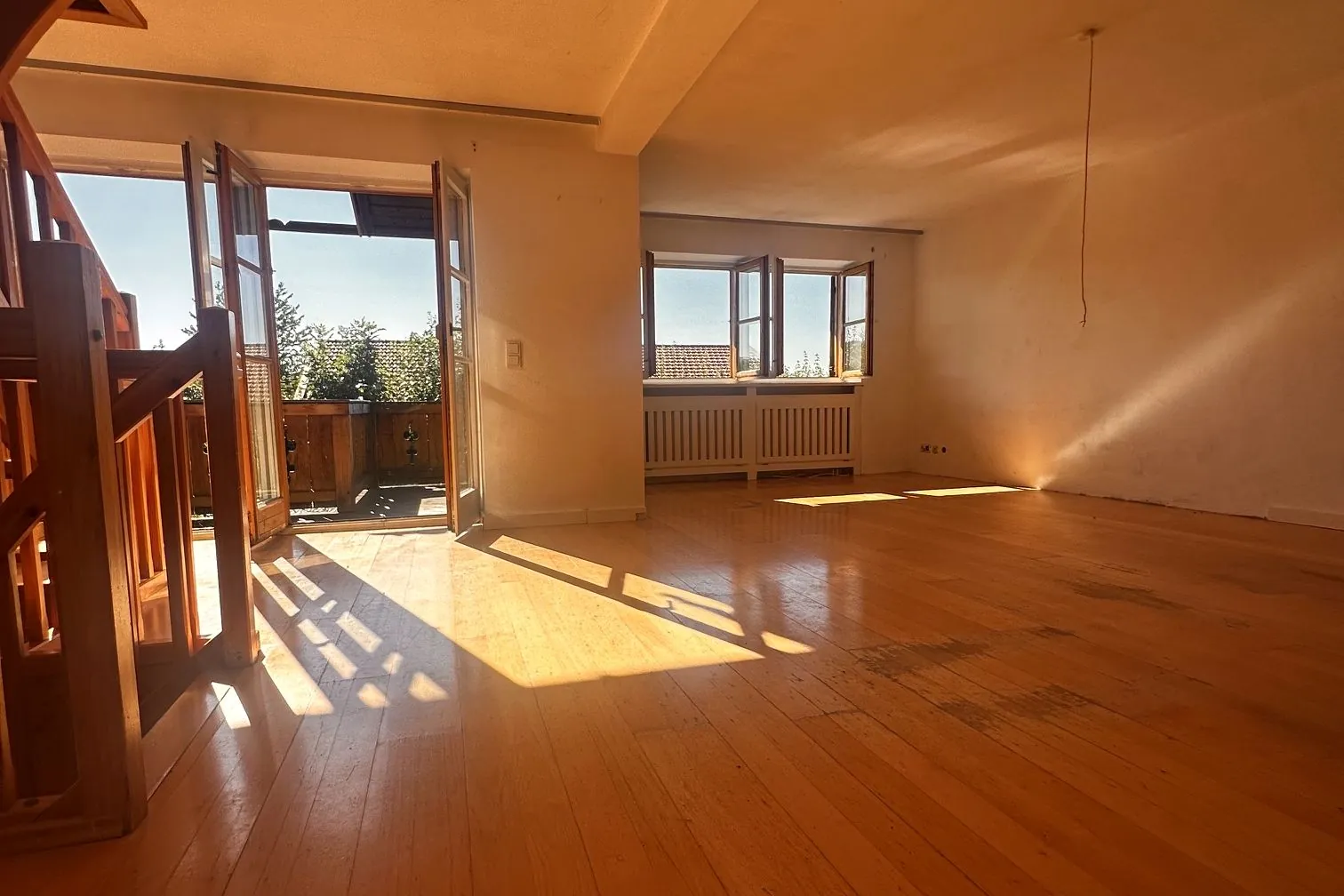 Heller Wohnraum mit Holzboden in einem älteren Haus im Oberland