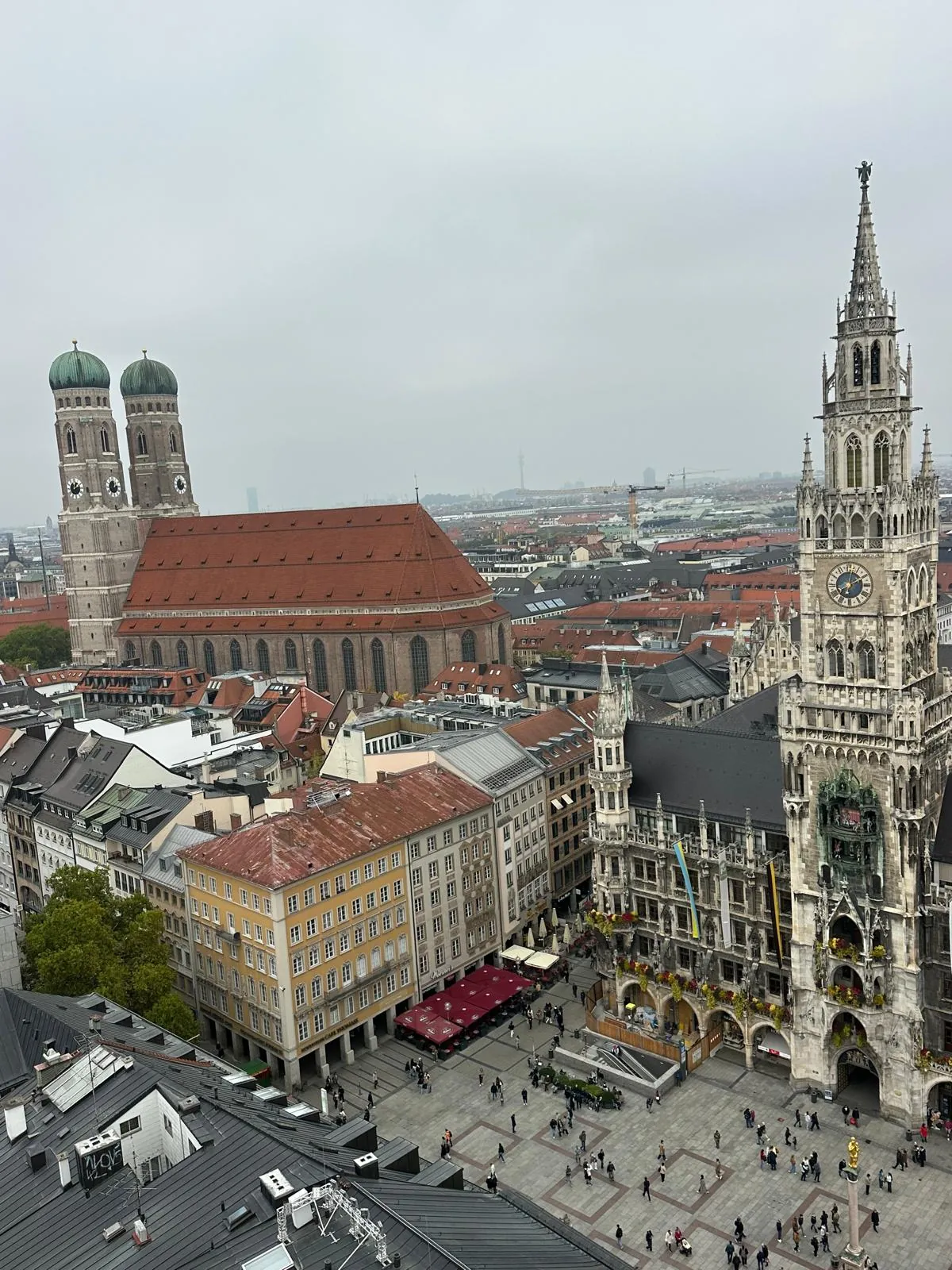 Frauenkirche und Neues Rathaus am Marienplatz, fotografiert vom Alten Peter