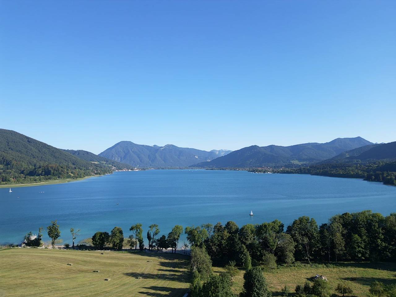 Tegernsee mit Bergkulisse an einem klaren Tag