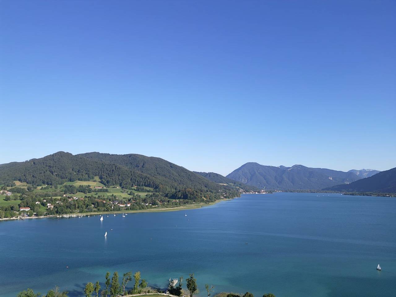 Blick über den Tegernsee auf die umliegenden Berge