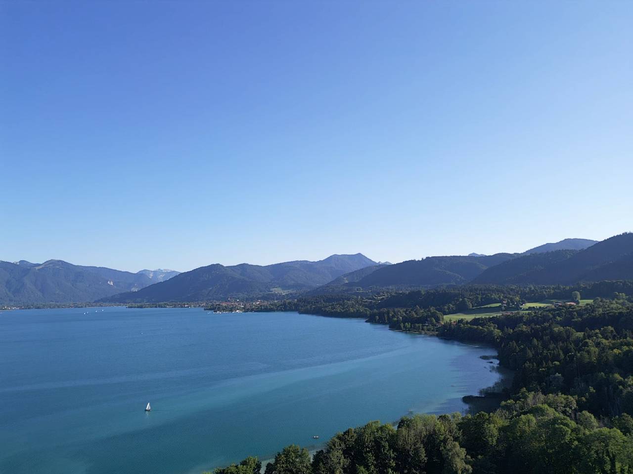 Tegernsee und Hügellandschaft im Bayerischen Oberland
